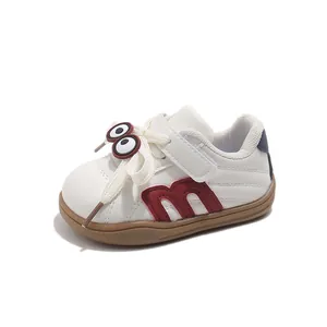 Detailansicht der weißen Kinderledersneaker mit Comic-Augen und weicher Gummisohle