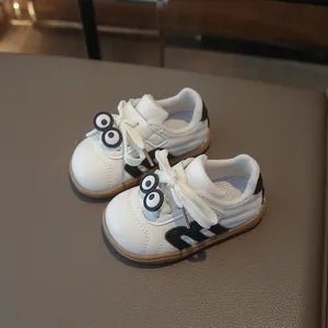Weiße Kinder-Sneaker mit weicher Sohle und niedlichen Cartoon-Augen-Aufnähern für Kinder