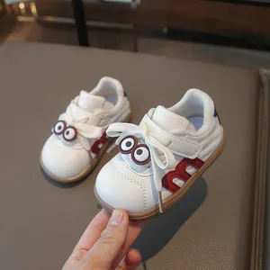 Klassische weiße Kinder-Ledersneaker mit süßen Comic-Augen und rotem Buchstaben-M-Design