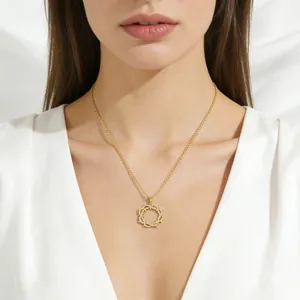 Collana alla moda placcata in oro 18 carati con ciondolo a spina e zirconi micro