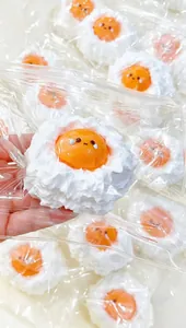 Detailopname van een schattig huilende wolk gebakken ei siliconen squishy decompressie speelgoed