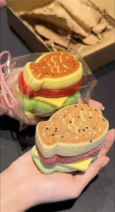 Gros plan d'un jouet squishy mignon en forme de burger pour soulager le stress