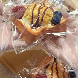 Vue détaillée d'un jouet squishy en forme de toast aux fruits et glace pour le stress