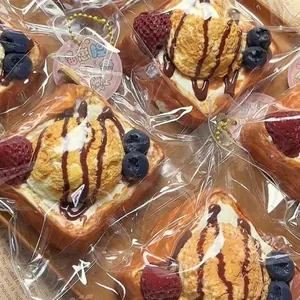 Vue détaillée de jouets squishy toast glacé emballés individuellement pour soulager le stress