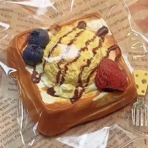 Détail macro d'un jouet squishy réaliste toast aux fruits et glace en silicone