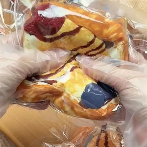 Détail d'un jouet squishy toast aux fruits et glace en silicone souple pressé pour le stress