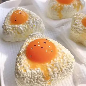 Jouet de décompression réaliste onigiri au jaune d'œuf en silicone souple de qualité alimentaire