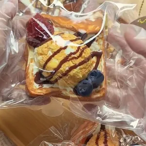 Détail d'un jouet squishy réaliste en forme de toast glacé aux fruits sous sachet