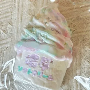 Handgemaakte regenboog ijsje squishy speeltje van voedselveilig siliconen voor stress