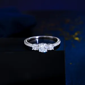 Nahaufnahme eines S925 Sterlingsilberrings mit drei funkelnden Hauptsteinen