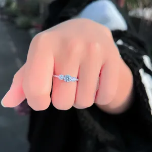 Detailaufnahme eines Verlobungsrings aus 925er Sterlingsilber mit drei Steinen am Finger.