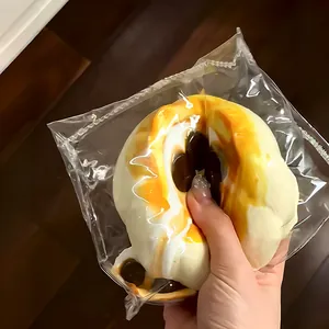Vista detallada de un suave juguete squishy de pudín de perlas siendo presionado