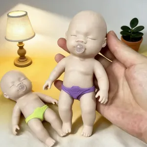 Giocattolo squishy neonato realistico in silicone morbido antistress.
