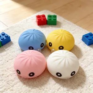Vista ravvicinata di quattro colorati squishy a forma di panino al vapore carini.