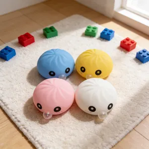 Quattro simpatici squishy a forma di panino che soffiano bolle su un tappeto bianco