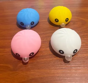 Vista dettagliata di quattro giocattoli squishy colorati a forma di panino per alleviare lo stress.
