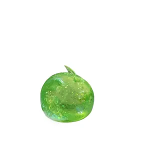 Detailaufnahme eines durchsichtigen grünen Polarlicht-Apfel-Squishy-Spielzeugs mit Glitzerpartikeln