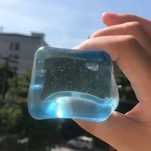 Juguete antiestrés en forma de cubo de agua azul translúcido con efecto rebote lento.