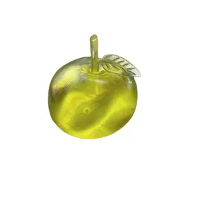 Dettaglio della texture traslucida di un giocattolo antistress a forma di mela verde