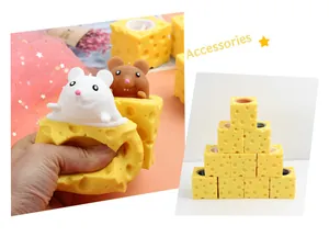 Detailansicht des TPR-Käse-Maus-Quetschspielzeugs mit zusätzlichen Käsebasen