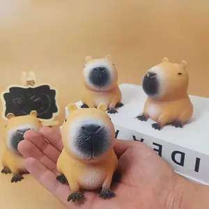 Primer plano de un juguete squishy de Capibara en la mano para mostrar el tamaño real