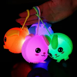 Detailopname van knipperende LED konijnen squishy speelgoed dat in het donker gloeit