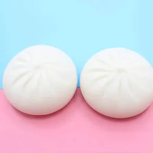 Primo piano di due giocattoli antistress baozi bianchi a rimbalzo lento e morbidi