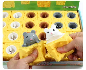 Nahaufnahme einer Hand, die ein Käse-TPR-Spielzeug mit einer süßen Maus drückt.