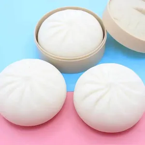 Giocattolo antistress realistico a forma di panino al vapore con mini cestino in bambù.