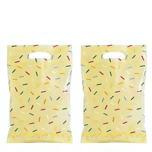 Sacs cadeaux de fête jaunes nacrés avec motifs de pépites colorées et poignée découpée
