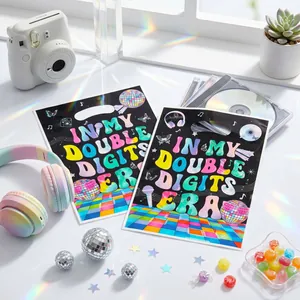 Dettaglio dei sacchetti regalo disco retrò per il decimo compleanno con lettere colorate.