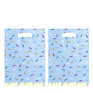 Vue détaillée de deux sacs de fête bleu clair à motif de confettis avec poignées intégrées