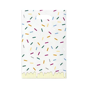 Vue détaillée du motif de pépites colorées et du design de crème glacée sur le sac cadeau