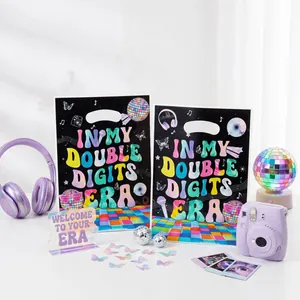 Due sacchetti regalo disco retrò per il 10° compleanno con lettere colorate e stampe