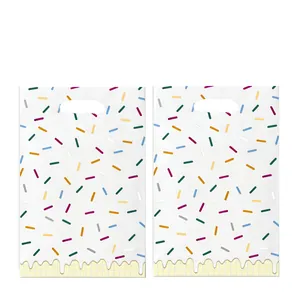 Vue détaillée des sacs cadeaux de fête en plastique avec motifs de vermicelles colorés