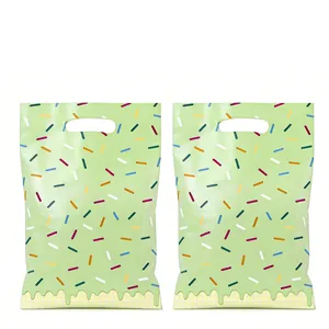 Vue détaillée de sacs cadeaux en plastique vert menthe avec motifs de vermicelles