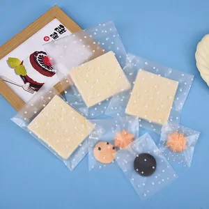 Sachets d'emballage autocollants translucides givrés avec motif à pois pour boulangerie.