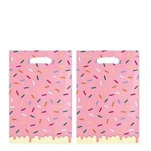 Détail de sacs cadeaux de fête roses avec motif de pépites et de glaçage de donut