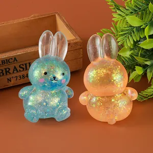 Vue détaillée de deux jouets anti-stress lapin pailletés de type squishy.
