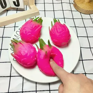 Κοντινό πλάνο ενός ροζ παιχνιδιού dragon fruit που πιέζεται πάνω σε ένα πιάτο