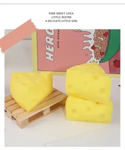 Detailaufnahme eines realistischen käseförmigen Squishy-Spielzeugs zum Stressabbau