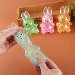 Gros plan d'un lapin squishy au maltose étiré montrant sa texture de sirop à paillettes