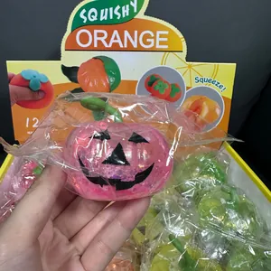 Primo piano di un giocattolo squishy a forma di zucca rosa glitterata per Halloween