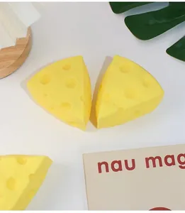 Detailaufnahme eines realistischen gelben Käse-Squishy-Spielzeugs aus weichem Gummimaterial