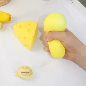 Realistisches gelbes Käse-Quetschspielzeug zum Stressabbau, von Hand gedrückt Modell