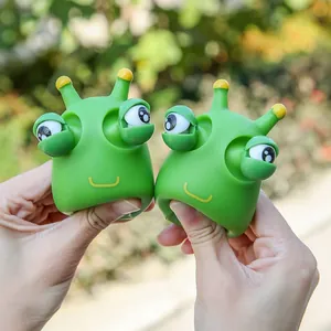 Schattig groen rups knijpspeeltje met ploppende ogen voor stressverlichting