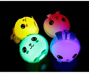 Set van lichtgevende konijn knijpspeeltjes in neonkleuren op een zwarte achtergrond