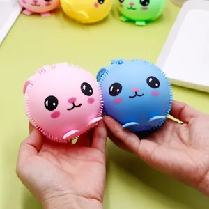 Close-up van schattige roze en blauwe lichtgevende squishy konijntjes voor stressverlichting