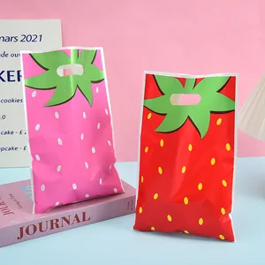 Sacs cadeaux mignons avec motif fraise en rose et rouge pour cadeaux et bonbons de fête.