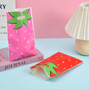 Sacs cadeaux fraise en film perlé avec poignées pour bonbons et fruits de fête